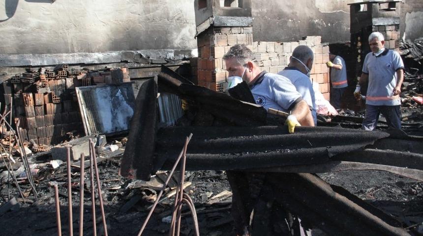 Kartal Belediyesinden yangında zarar g&ouml;ren binaya m&uuml;dahale
