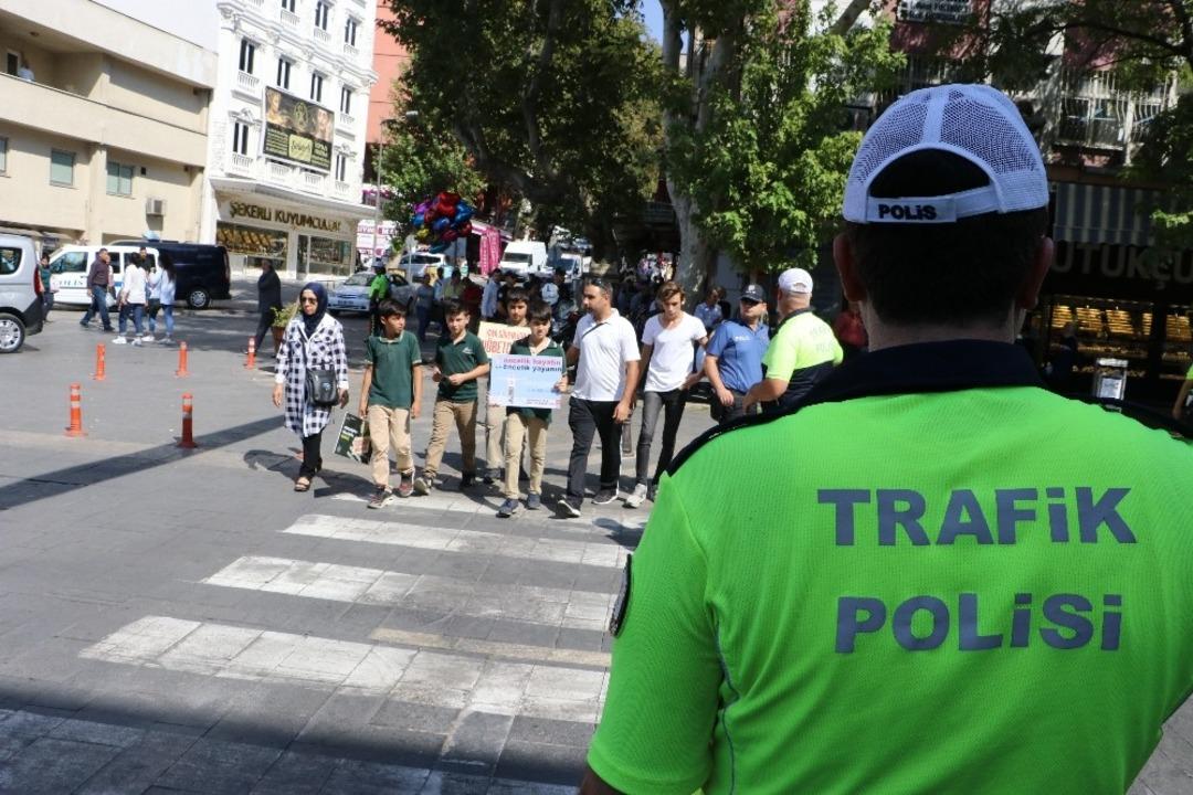 Kahramanmaraş&rsquo;ta &lsquo;yaya g&uuml;venliğinin n&ouml;bet&ccedil;isiyiz&rsquo; uygulaması