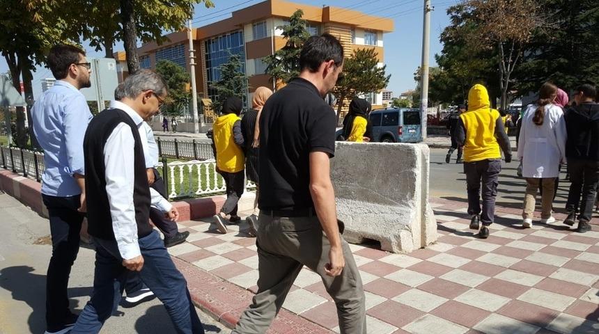 Yayalar i&ccedil;in n&ouml;bet tuttular