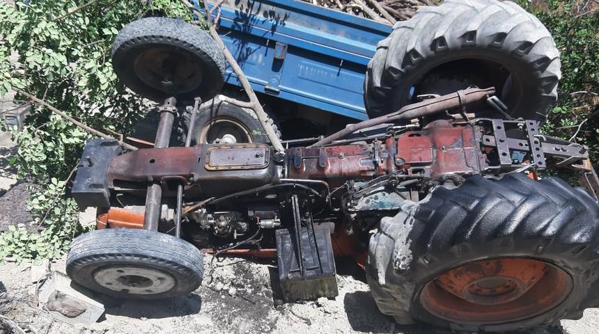 Trakt&ouml;r devrildi; s&uuml;r&uuml;c&uuml; &ouml;ld&uuml;, oğlu ağır yaralı