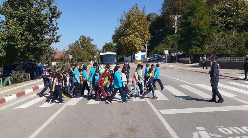 Jandarma beldelerde &ouml;ğrencilere eğitim verdi