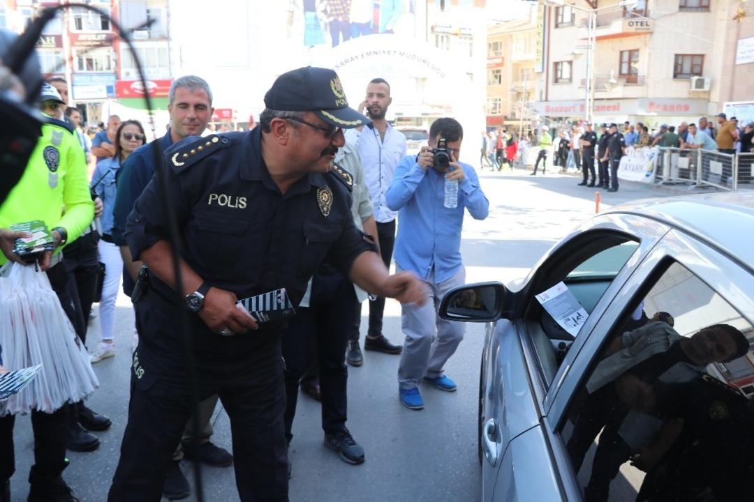 Vali Mantı ve Emniyet M&uuml;d&uuml;r&uuml; Kolcu s&uuml;r&uuml;c&uuml;leri broş&uuml;rlerle bilgilendirdi