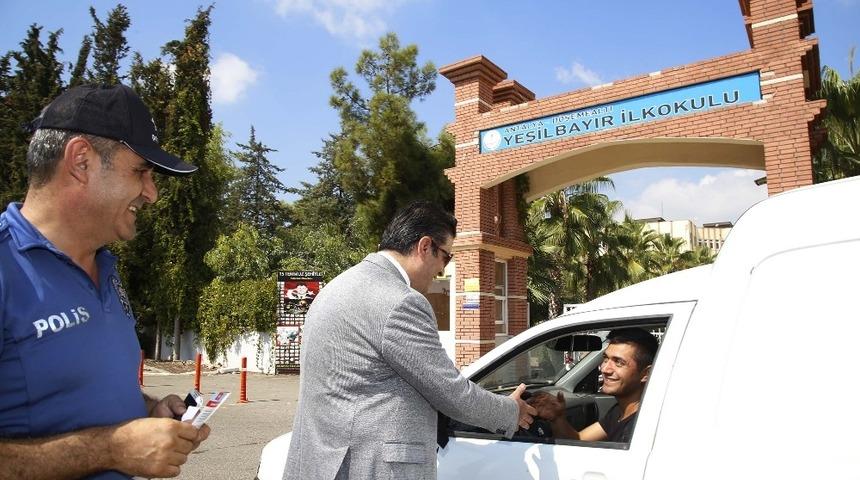 Başkan Gen&ccedil;, yaya ge&ccedil;idi n&ouml;betinde