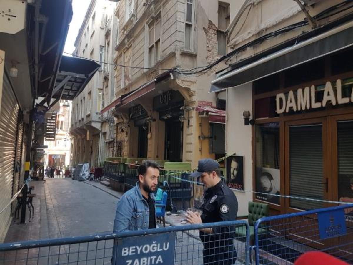 İstanbul'da panik anları! Bir binada &ccedil;&ouml;kme riski