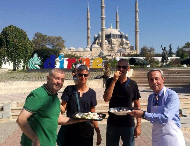 Edirne'de, tatlı ikramlı 'yaya geçidi nöbeti'