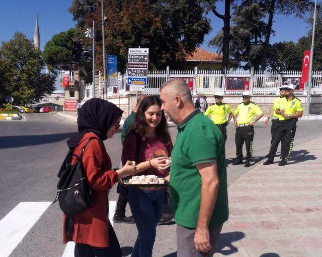 Edirne'de, tatlı ikramlı 'yaya geçidi nöbeti'