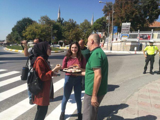 Edirne'de, tatlı ikramlı 'yaya geçidi nöbeti'