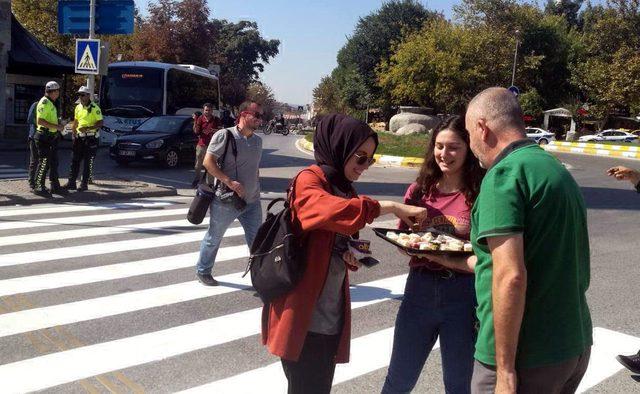 Edirne'de, tatlı ikramlı 'yaya geçidi nöbeti'