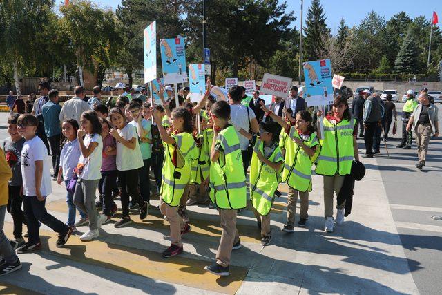 Sivas'ta protokol ve öğrencilerden yaya geçidi etkinliği
