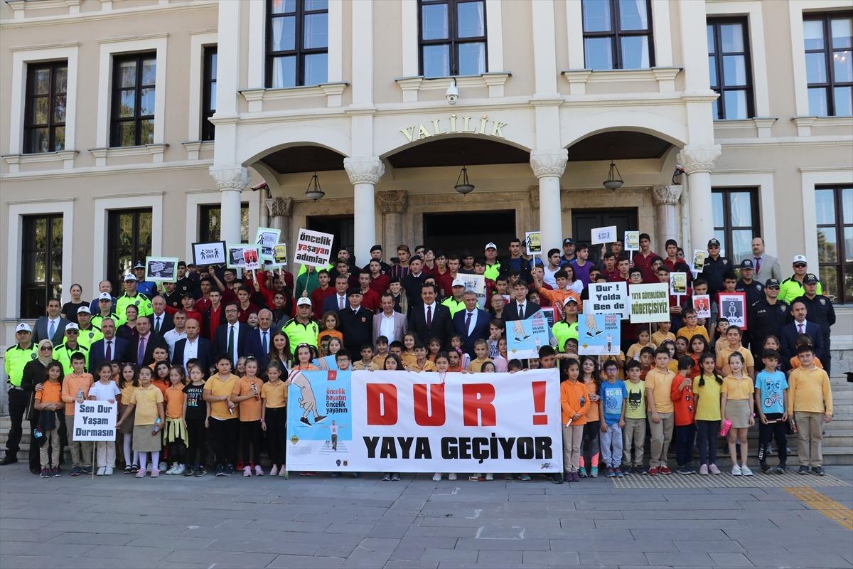 Kolluk personeli yaya n&ouml;beti tuttu
