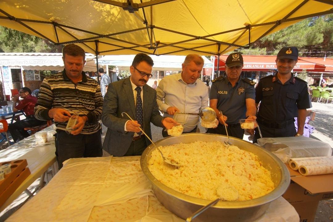 Osmancık&rsquo;ta s&uuml;r&uuml;c&uuml;lere pilav dağıtıldı