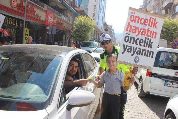 Salihli’de yaya geçitlerinde ’Güvenlik’ nöbeti G1