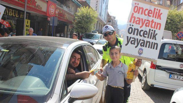 Salihli’de yaya geçitlerinde ’Güvenlik’ nöbeti