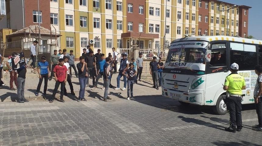 Kozluk’ta yaya geçitlerinde uygulama