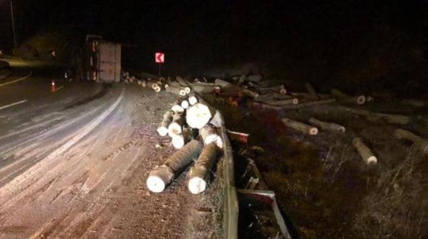 Kavak y&uuml;kl&uuml; kamyon devrildi; 1 yaralı