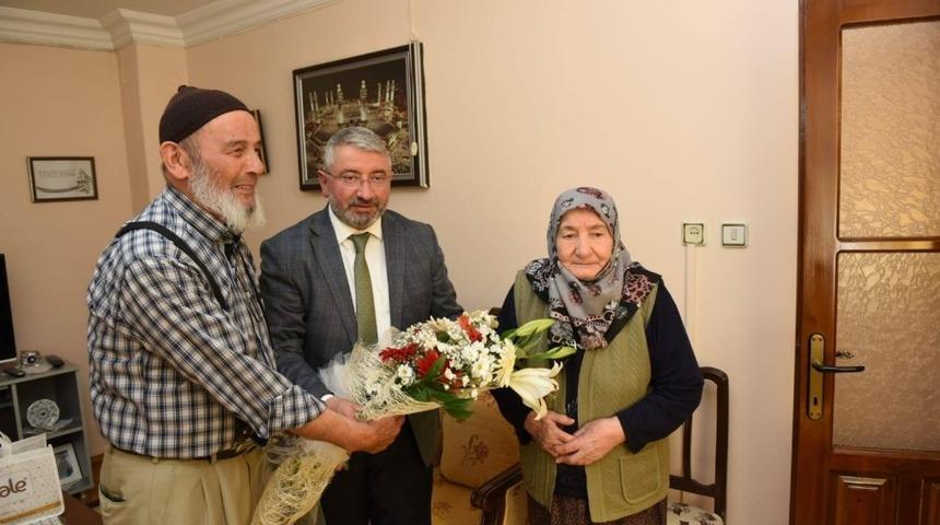 D&uuml;nya yaşlılar g&uuml;n&uuml;&rsquo;nde anlamlı ziyaret