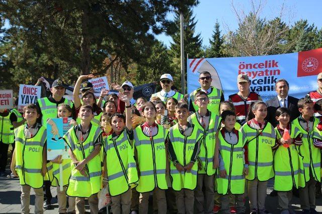 Sivas’ta etkinlikleri “Yaya Geçidi Nöbeti” farkındalık etkinlikleri