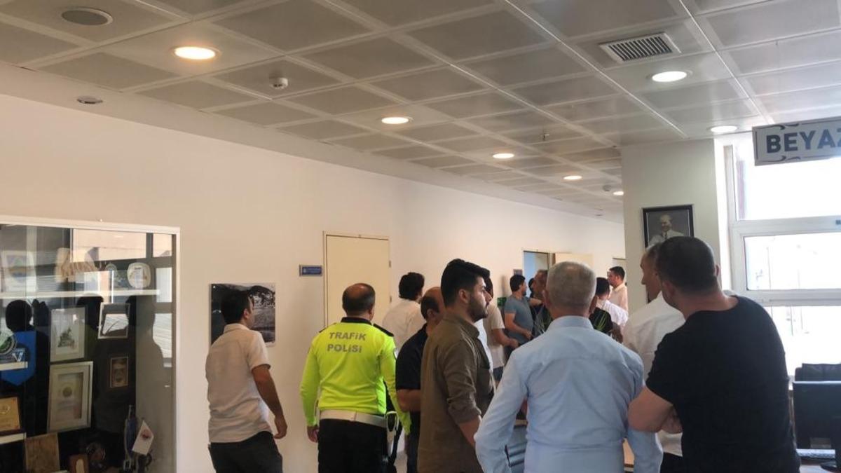 Son dakika: Belediye Başkanı kapıyı kırıp yardımcısını kurtardı! İşte o g&ouml;r&uuml;nt&uuml;ler