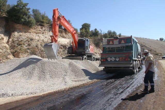 Sarıg&ouml;l&rsquo;de 4 mahalleyi bağlayan yolda asfaltlama &ccedil;alışmaları 1