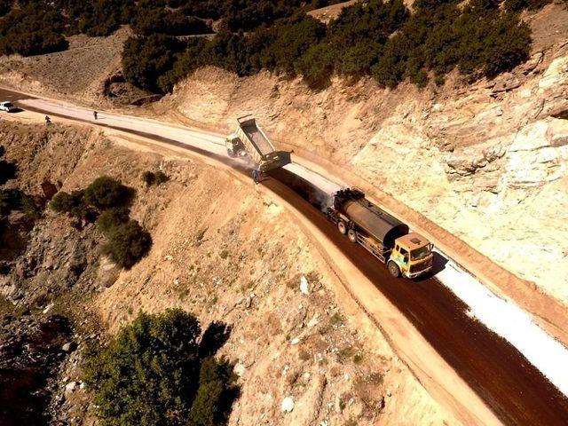 Sarıg&ouml;l&rsquo;de 4 mahalleyi bağlayan yolda asfaltlama &ccedil;alışmaları 2