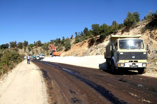 Sarıg&ouml;l&rsquo;de 4 mahalleyi bağlayan yolda asfaltlama &ccedil;alışmaları 3