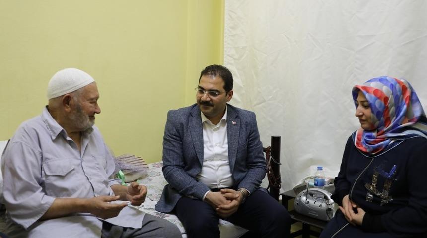 Canpolat yaşlıları evlerinde ziyaret etti