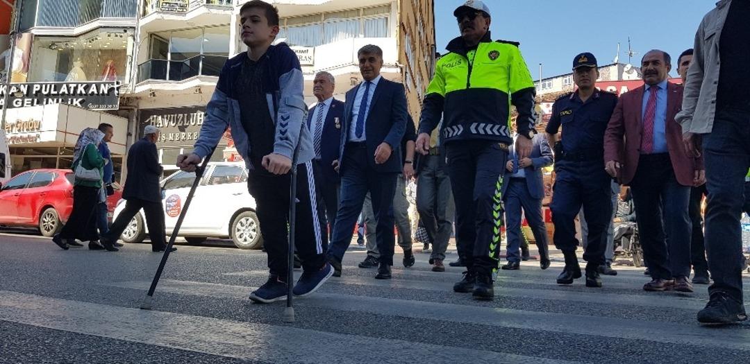 Karab&uuml;k&rsquo;te &ccedil;ocuklar &ldquo;&ouml;nce yaya&rdquo; dedi