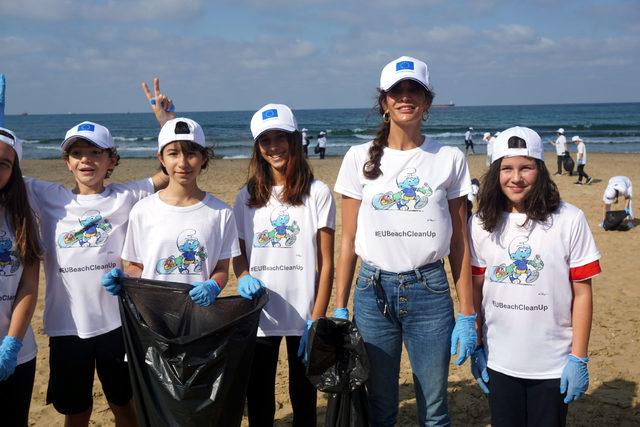 Oyuncu Berrak Tüzünataç ve AB Türkiye Delegasyonu Kilyos’ta sahil temizliği yaptı