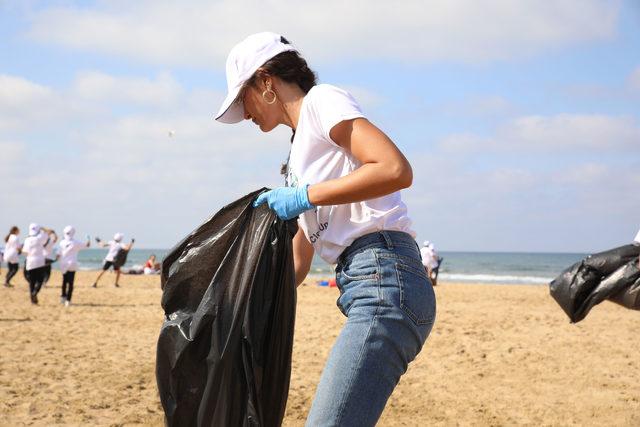 Oyuncu Berrak Tüzünataç ve AB Türkiye Delegasyonu Kilyos’ta sahil temizliği yaptı