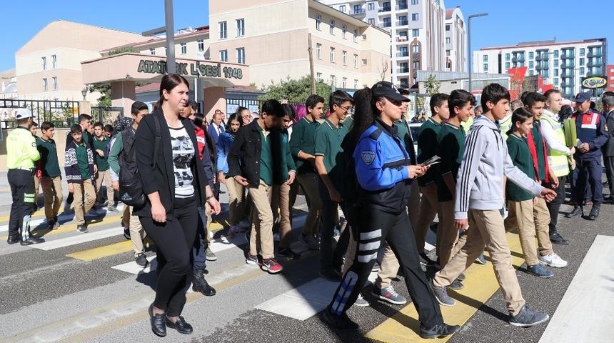 Van&rsquo;da &lsquo;Yaya Ge&ccedil;itlerinin N&ouml;bet&ccedil;ileriyiz&rsquo; uygulaması
