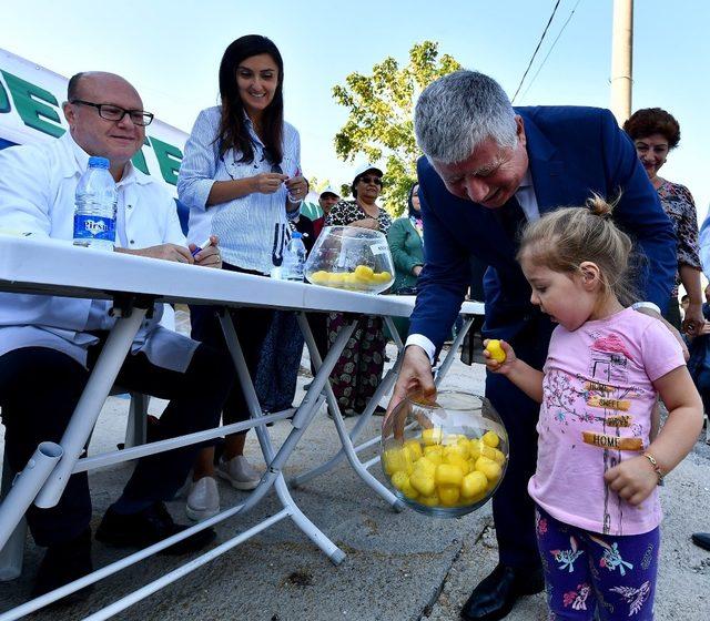 İzmir Büyükşehir, Aliağalı üreticilere küçükbaş hayvan hibe etti