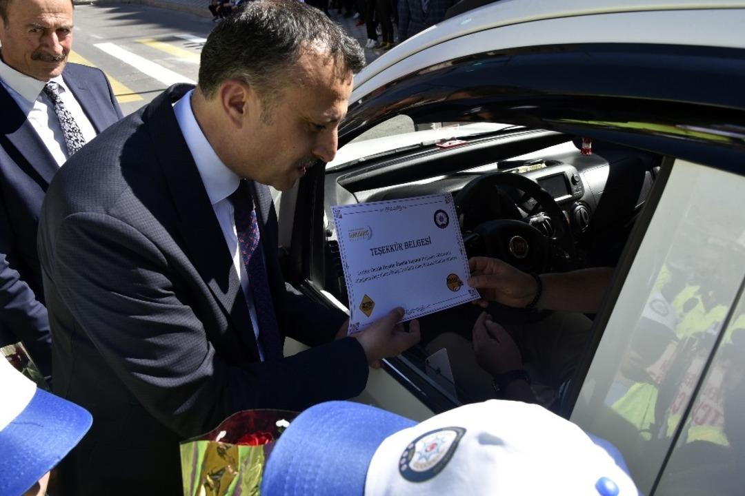 G&uuml;m&uuml;şhane&rsquo;de yayalara yol verenlere teşekk&uuml;r belgesi verildi