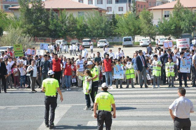 Ergani’de ‘Yaya Güvenliğinin Nöbetçisiyiz’ uygulaması