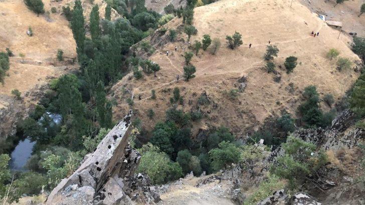 Otomobil uçuruma yuvarlandı: 2 yaralı G2