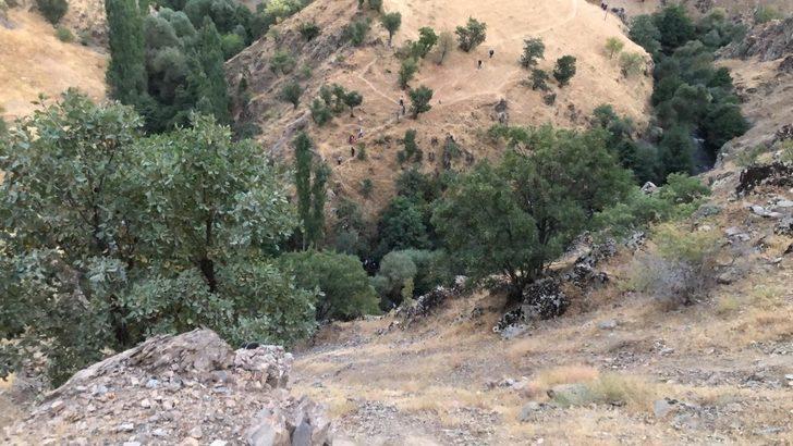 Otomobil uçuruma yuvarlandı: 2 yaralı G3