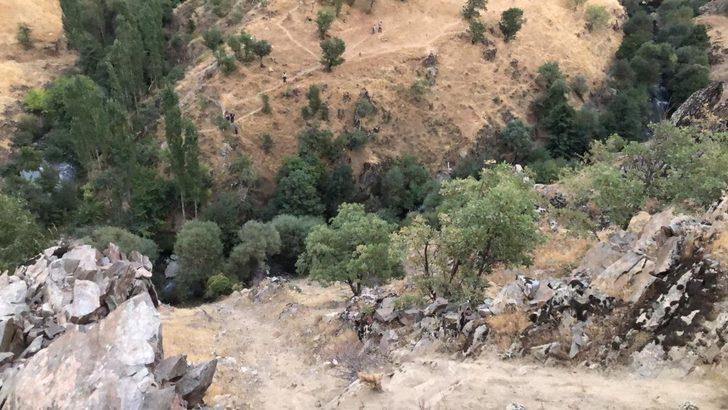 Otomobil uçuruma yuvarlandı: 2 yaralı G4