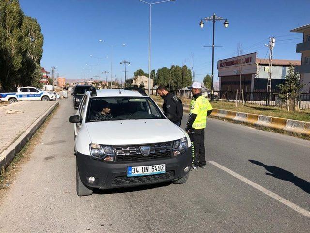 Çaldıran’da ‘Yaya Geçitlerinin Nöbetçileriyiz’ uygulaması