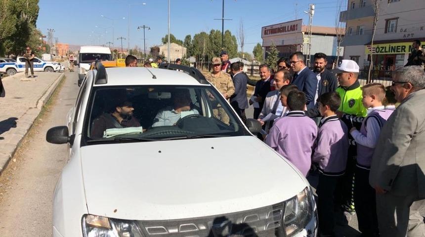 Çaldıran’da ‘Yaya Geçitlerinin Nöbetçileriyiz’ uygulaması