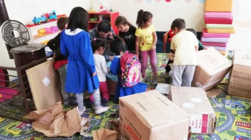 Anaokulu öğrencileri oyuncaklarını uzaktaki kardeşleriyle paylaştı