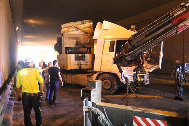 Çekmeköy'de iş makinası yüklü TIR alt geçitte kaza yaptı