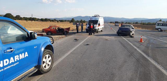 Kütahya'da iki otomobil çarpıştı: 3 yaralı