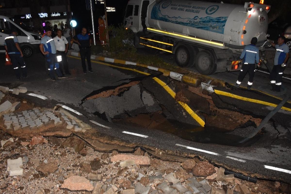&Ouml;nce patlama sesi geldi ardından asfalt &ccedil;&ouml;kt&uuml;! Bodrum savaş alanına d&ouml;nd&uuml;