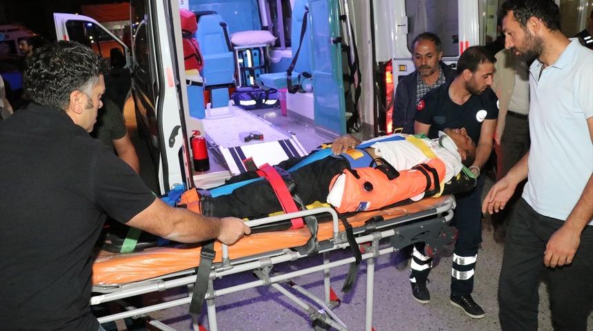 Erzincan'da kamyonet şarampole devrildi: Yaralılar var!