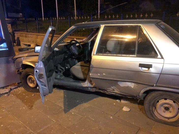 Ankara'da otomobil reklam panosuna çarptı: 1 yaralı G5