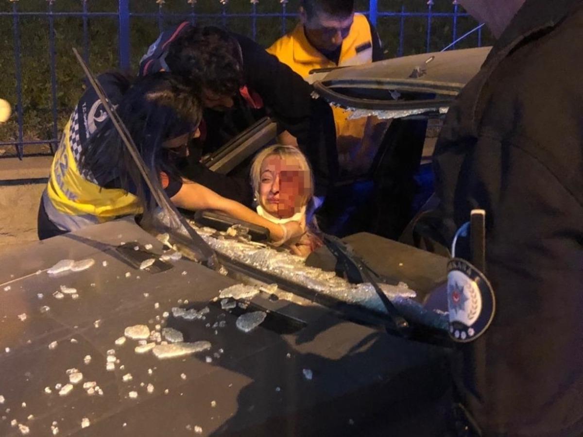 Ankara'da otomobil reklam panosuna &ccedil;arptı: 1 yaralı