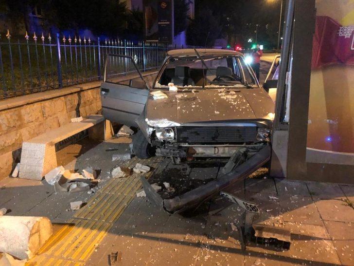 Ankara'da otomobil reklam panosuna çarptı: 1 yaralı G2