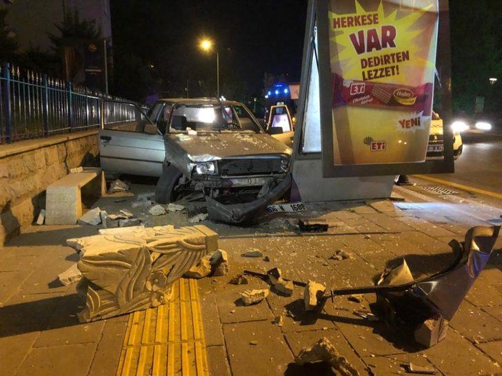 Ankara'da otomobil reklam panosuna çarptı: 1 yaralı G1