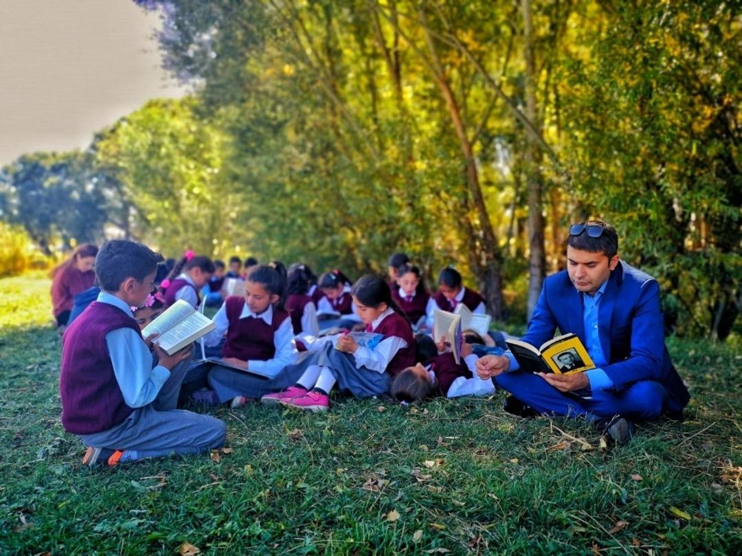 Ağrı&rsquo;da &Ouml;ğrenciler Kitap Okuyor, Fidanlar Hayat Buluyor