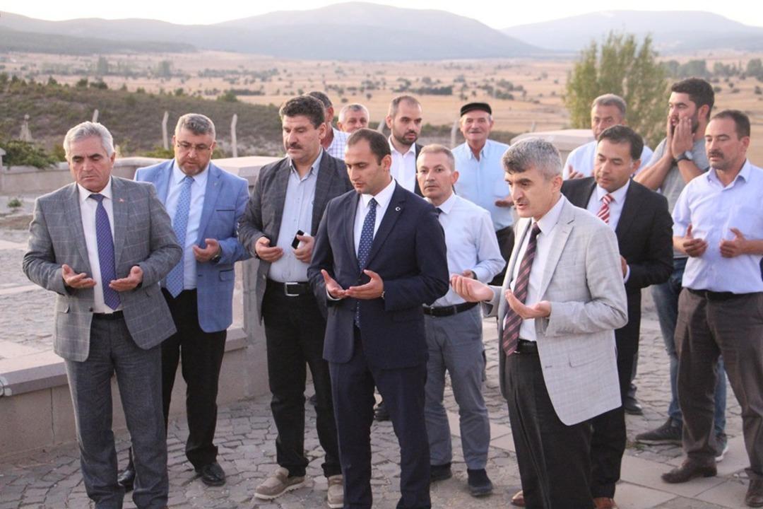 Dumlupınar&rsquo;da şehitliği ziyaret edip dua ettiler