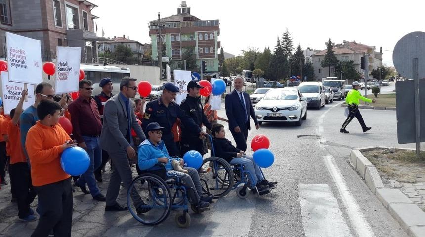 Engelli &ouml;ğrenciler yaya &ouml;nceliğine dikkat &ccedil;ekti